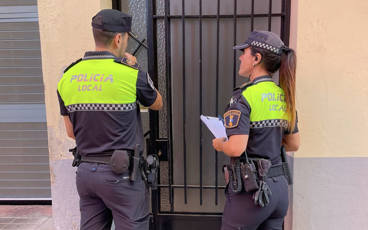 Agentes de la Policía Local de Mislata realizando un control en una vivienda