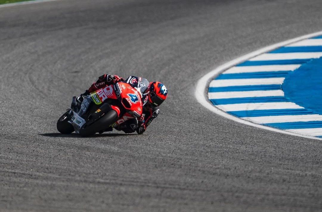 Iván Ortolá compitiendo en la carrera de Moto2 en Tailandia