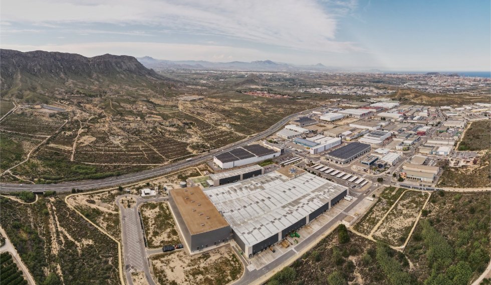 Vista aérea de un área industrial con montañas al fondo