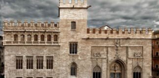 Vista exterior de La Lonja de la Seda en València bajo un cielo nublado