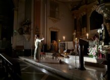 Actor representando al apóstol San Juan en la iglesia de Albal