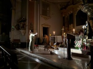 Actor representando al apóstol San Juan en la iglesia de Albal