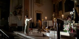Actor representando al apóstol San Juan en la iglesia de Albal