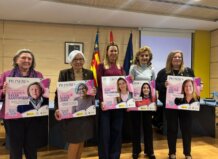 Cinco mujeres pioneras sosteniendo carteles con sus nombres y logros