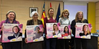 Cinco mujeres pioneras sosteniendo carteles con sus nombres y logros