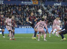 Jugadores del Levante UD y Real Oviedo en acción durante un partido de fútbol.
