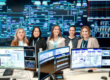 Grupo de mujeres en el centro de control de Global Omnium supervisando el sistema de agua