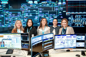 Grupo de mujeres en el centro de control de Global Omnium supervisando el sistema de agua