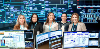 Grupo de mujeres en el centro de control de Global Omnium supervisando el sistema de agua