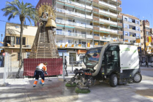 Operario limpiando cerca de una falla en Paiporta durante las fiestas