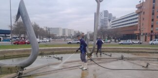 Trabajadores limpiando la fuente de los Anzuelos en Valencia