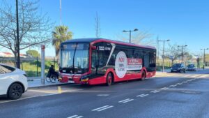 Autobús de la EMT en la nueva línea 59 que conecta Sociópolis y el Hospital Peset.