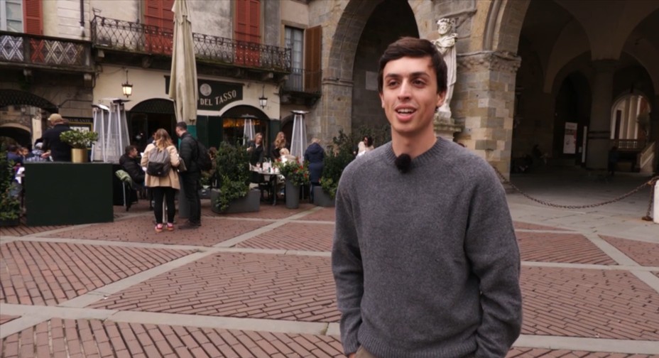 Joven en plaza histórica de Llombardia durante el programa Valencians al món