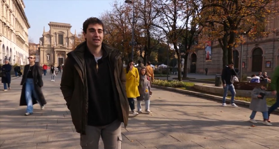 Un grupo de personas paseando por una calle en Italia
