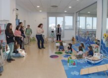 Inauguración de la ludoteca municipal en Alboraya con niños y adultos