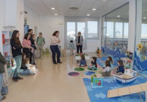 Inauguración de la ludoteca municipal en Alboraya con niños y adultos
