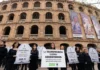 Activistas protestan en Valencia contra la tauromaquia con pancartas