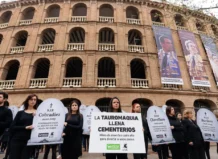 Activistas protestan en Valencia contra la tauromaquia con pancartas
