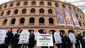 Activistas protestan en Valencia contra la tauromaquia con pancartas