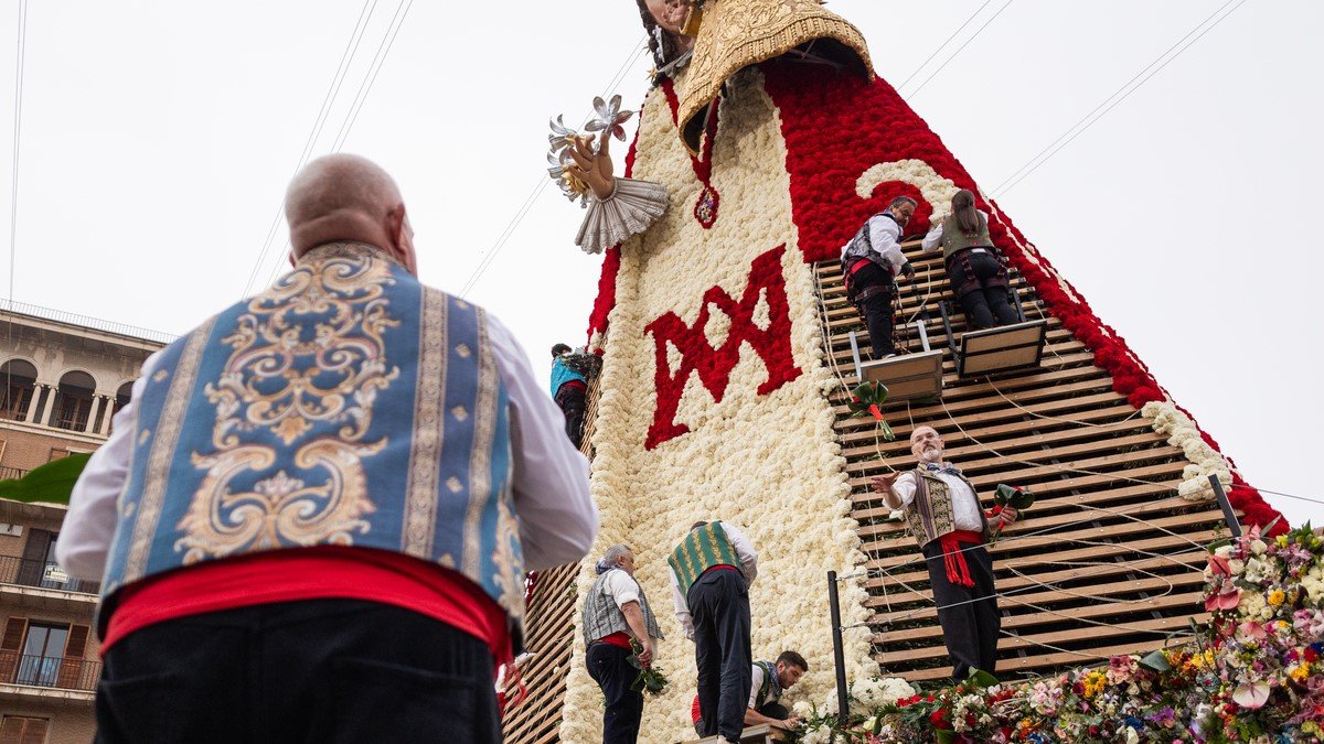 Ofrenda floral del mantell de la Mare de Déu en les Falles de València