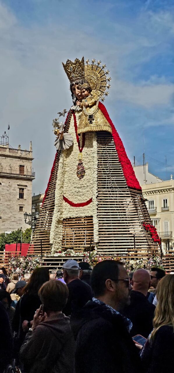 El diseño de la ilustradora Xenia Magraner utiliza claveles rojos, blancos y amarillos para dibujar un mensaje de resistencia social y esperanza frente a la brutalidad de la guerra y la violencia individual.