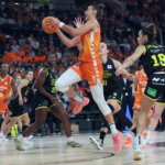 Jugadora de Valencia Basket en acción durante la final de la Copa de la Reina