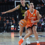 Jugadoras de Valencia Basket y Hozono Global Jairis compiten en la final de la Copa de la Reina.