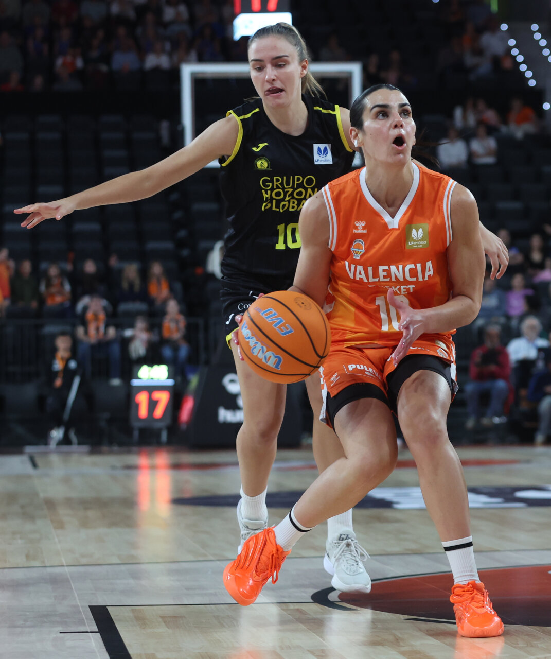 Jugadoras de Valencia Basket y Hozono Global Jairis compiten en la final de la Copa de la Reina.