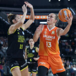 Jugadora de Valencia Basket lanzando a canasta en la final de la Copa de la Reina