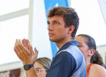 Marcel Villalba aplaudiendo durante un partido de baloncesto