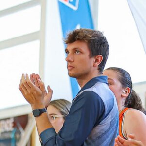 Marcel Villalba aplaudiendo durante un partido de baloncesto
