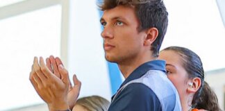 Marcel Villalba aplaudiendo durante un partido de baloncesto
