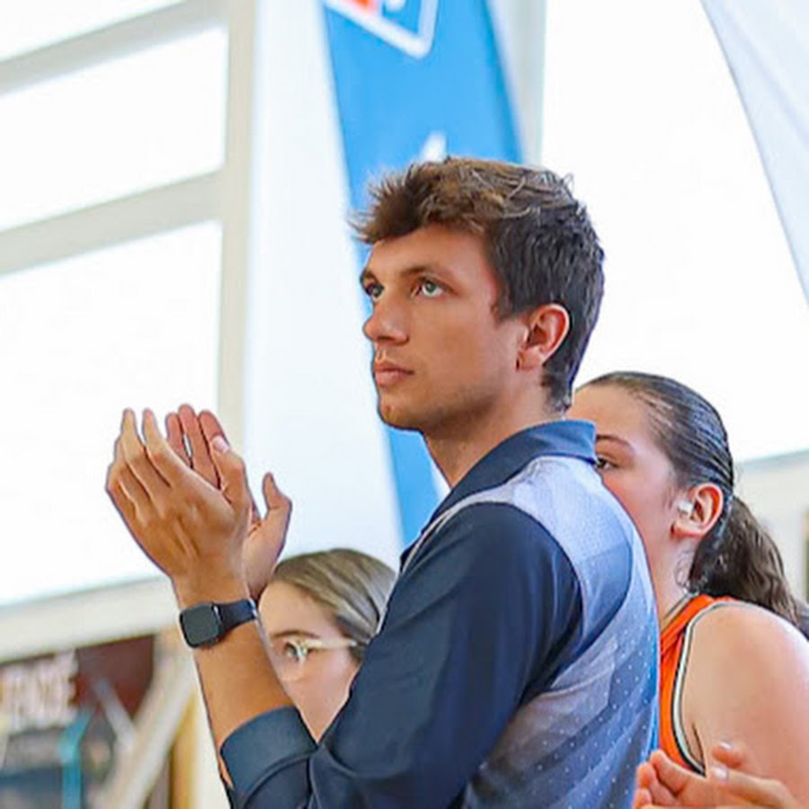 Marcel Villalba aplaudiendo durante un partido de baloncesto