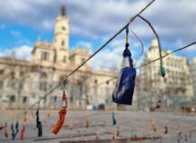 Cuerdas con cohetes de mascletà en la plaza del Ayuntamiento de Valencia