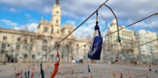 Cuerdas con cohetes de mascletà en la plaza del Ayuntamiento de Valencia