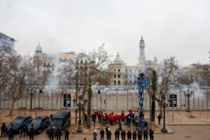 Vista de la mascletà en las Fallas de Alto Palancia con humo y espectadores