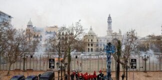 Vista de la mascletà en las Fallas de Alto Palancia con humo y espectadores