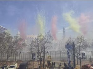 La mascletà de Hermanos Caballer llena el cielo de colores en València.