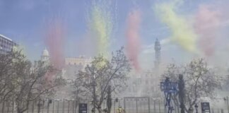 La mascletà de Hermanos Caballer llena el cielo de colores en València.