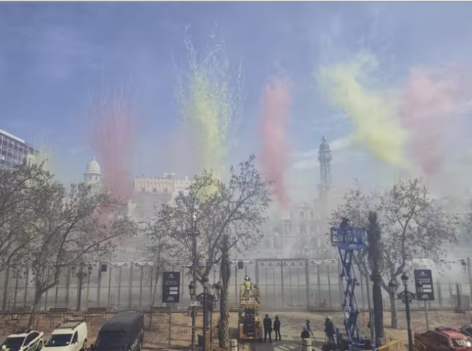 Espectáculo pirotécnico en la Plaza del Ayuntamiento de València
