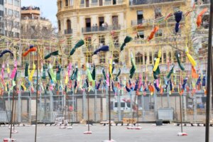 Decoraciones coloridas para la mascletà de Pirotecnia Peñarroja en Valencia