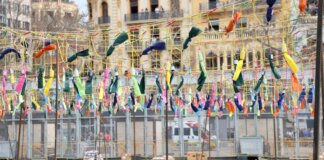 Decoraciones coloridas para la mascletà de Pirotecnia Peñarroja en Valencia