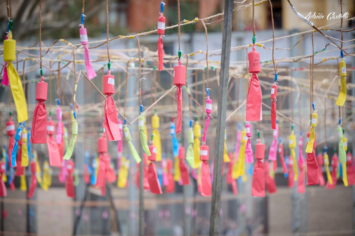 Decoraciones coloridas para la mascletà en Fallas 2026