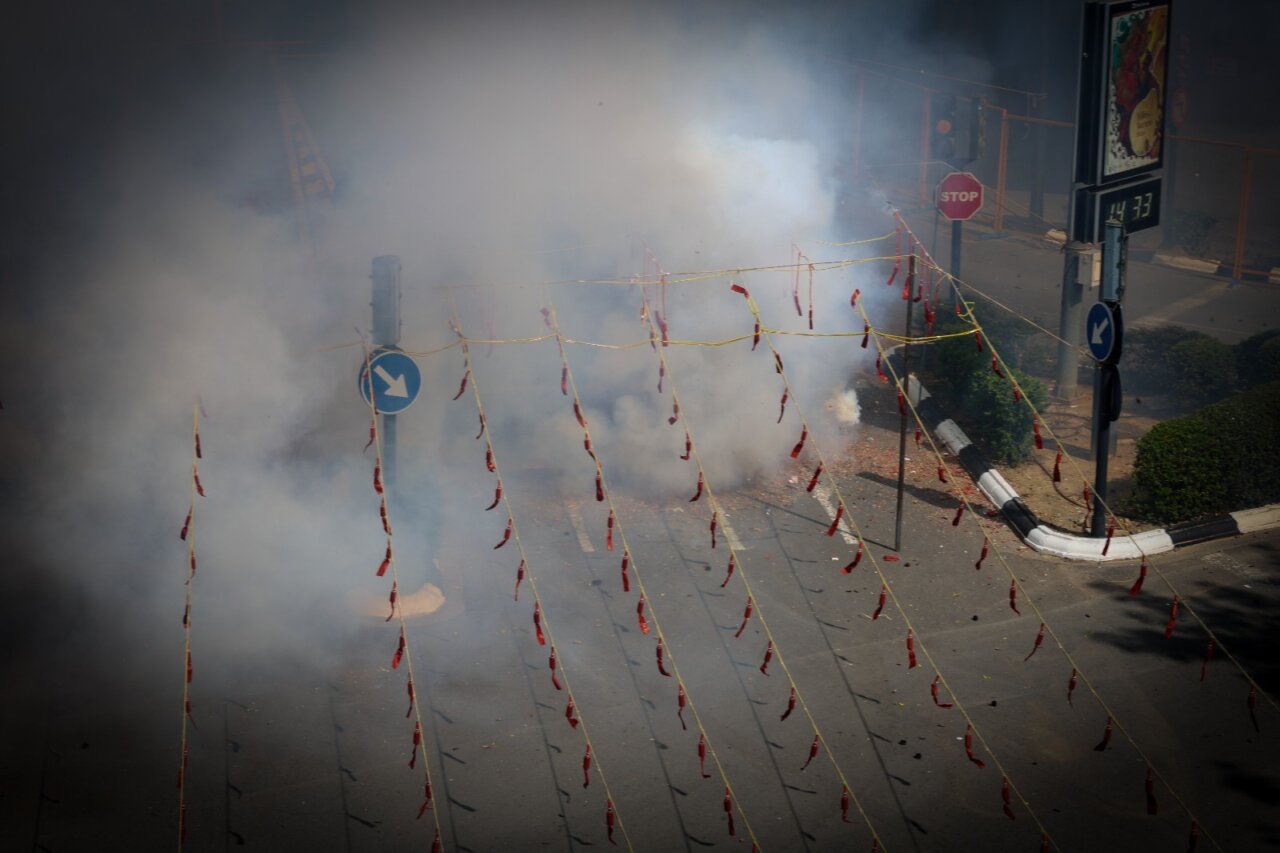 Explosión de fuegos artificiales en la mascletà de Torrent durante las Fallas