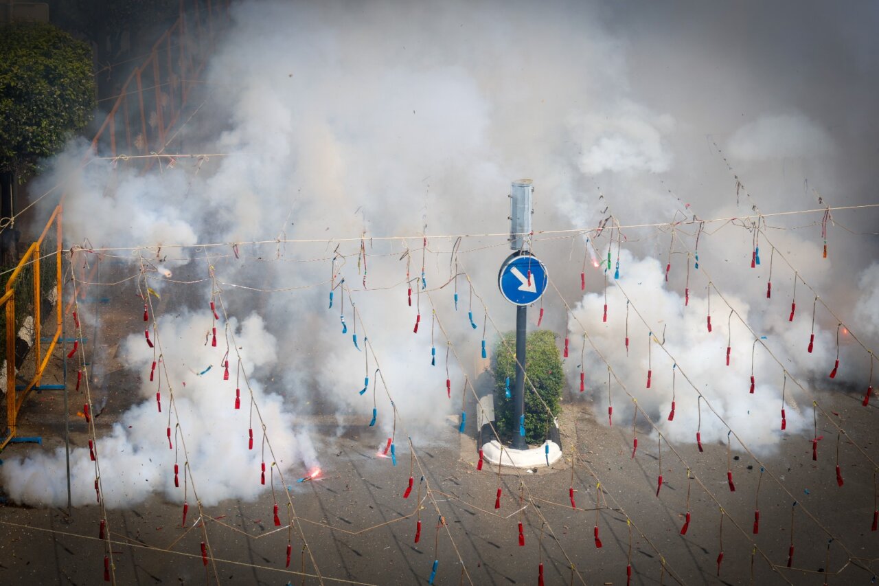 Explosión de fuegos artificiales en una calle con humo