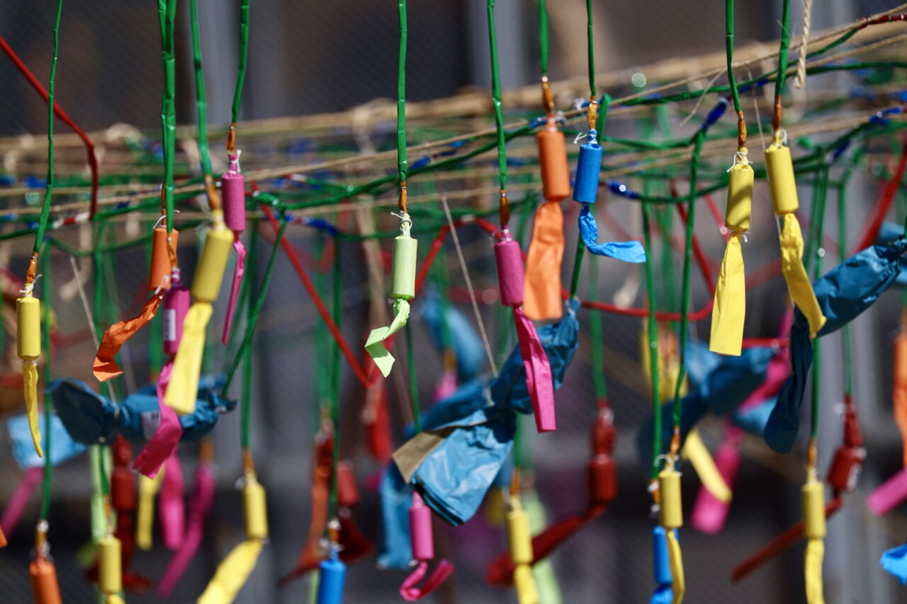 Cuerdas con cohetes de colores para la mascletà en Valencia