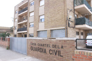 Fachada de la caserna de la Guardia Civil en Puçol con nuevas ventanas