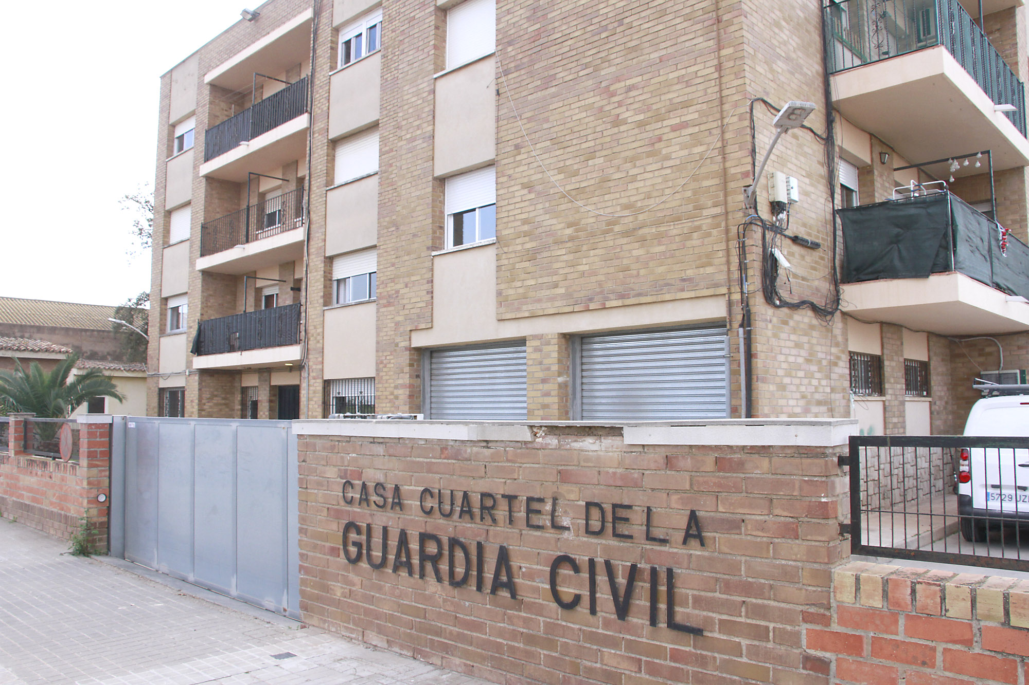 Fachada de la caserna de la Guardia Civil en Puçol con nuevas ventanas