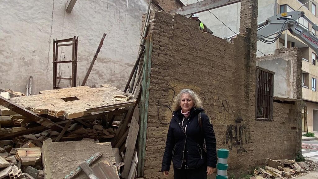 El Ayuntamiento mejora la circulación en Pinedo tras el derribo de un inmueble.