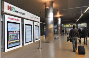 Estación del metro de Valencia en el aeropuerto con señalización clara